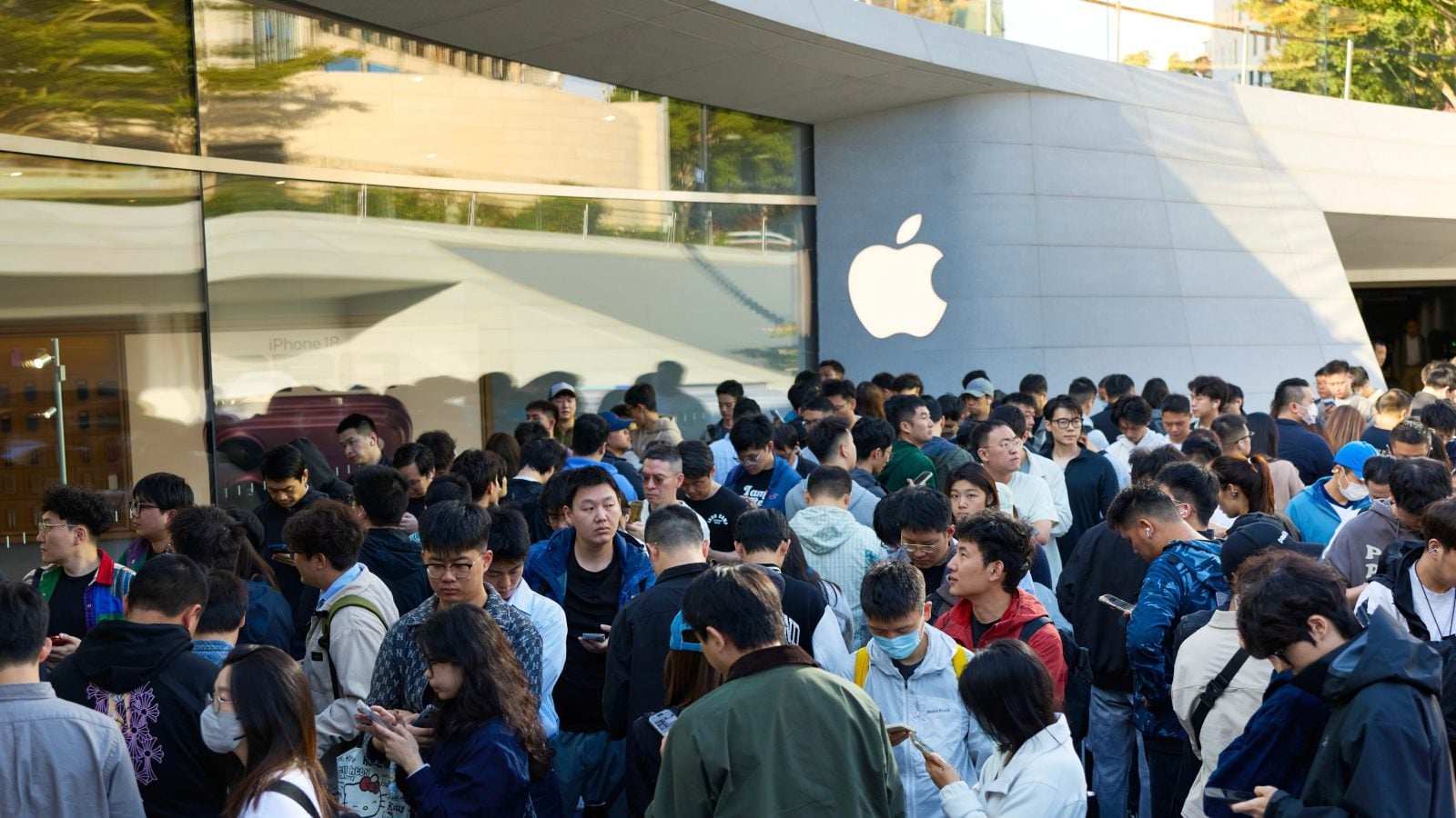 Apple вышла на 2-е место в Китае: поставки смартфонов — минимум за 14 лет
