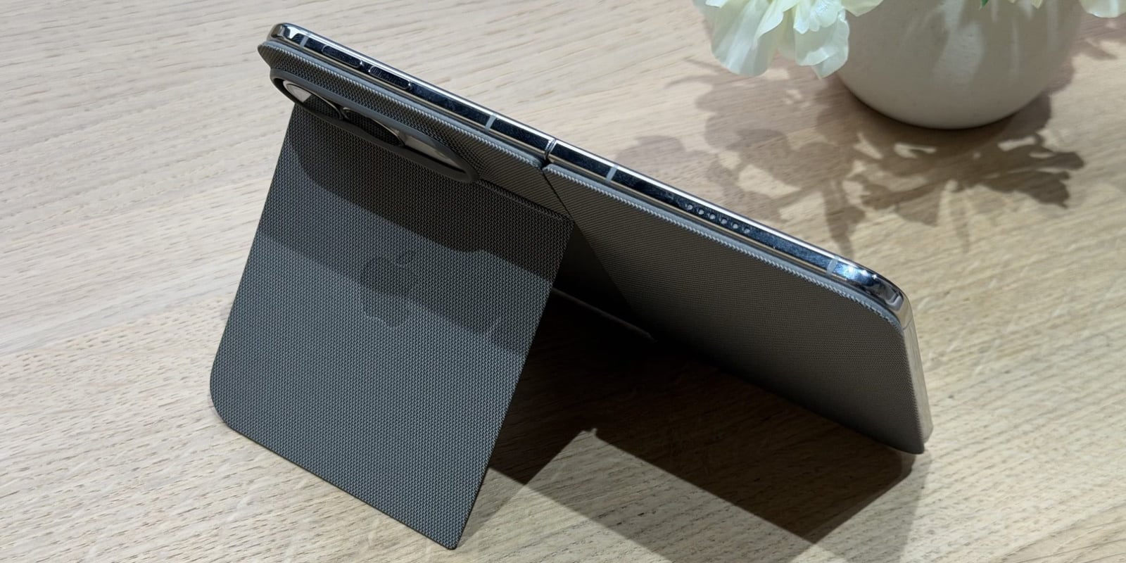 Первый складной iPhone Duo выходит 23 октября 2026: Apple обещает наличие в рознице — иллюстрация